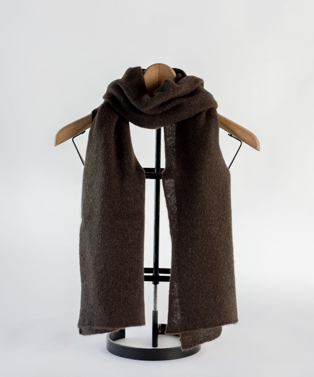 AND WOOL 〈上質な素材と手仕事から生まれた優しいニット〉ヤクの糸を編んだ細巾ストール ダークブラウン