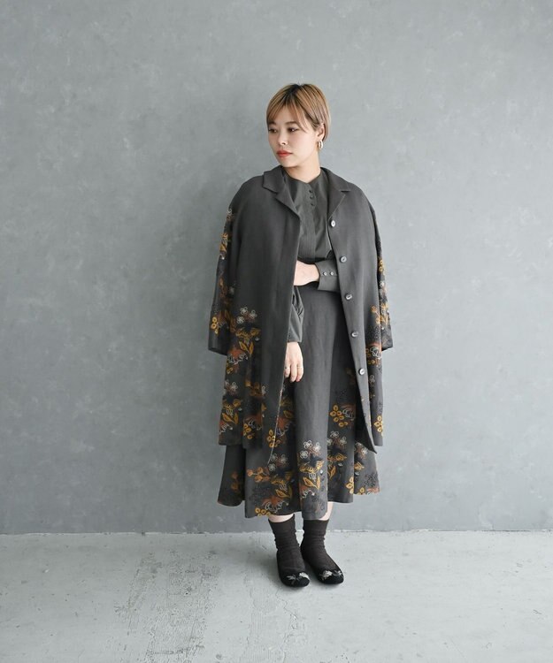 muuc 〈通年着られる心地よいリネンウール〉フクシアの花刺繍 シェルボタン使用 裏地有り テーラードカラー比翼仕立てコート チャコールグレー