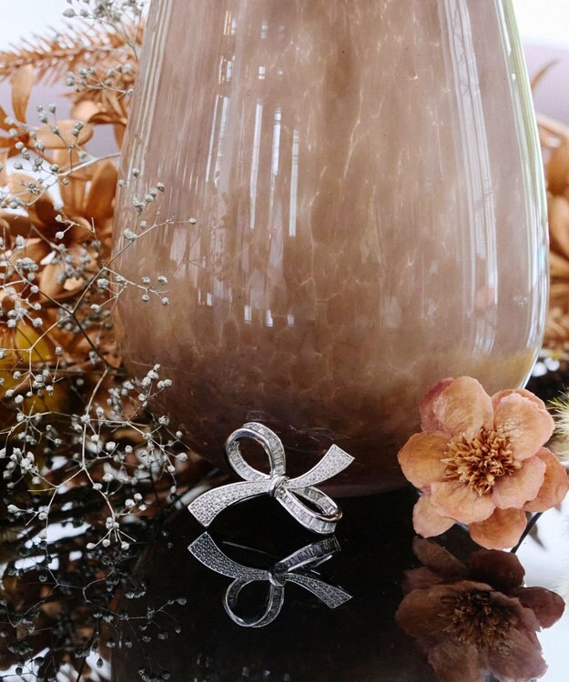 Tiaclasse   リボンモチーフブローチ シルバー