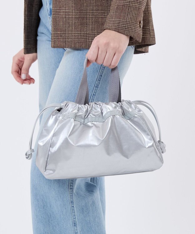 LeSportsac E/W CITY DRAWSTRING BAG/アップタウンシルバーシャイン/シルバー アップタウンシルバーシャイン/シルバー