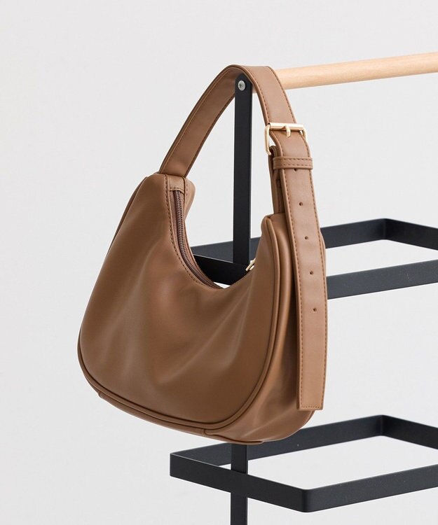 earth music&ecology ハーフムーンアジャスタブルバッグ Camel