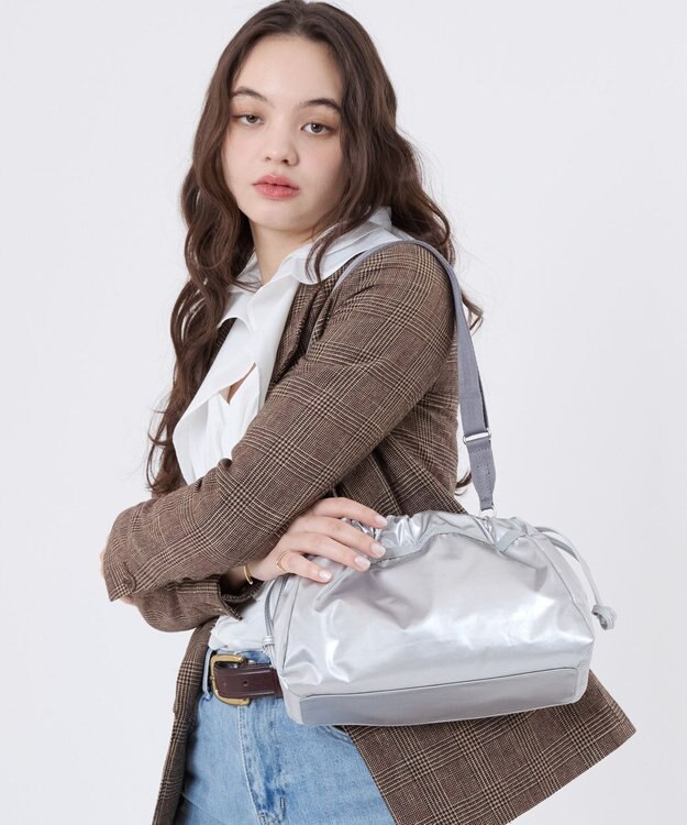LeSportsac E/W CITY DRAWSTRING BAG/アップタウンシルバーシャイン/シルバー アップタウンシルバーシャイン/シルバー