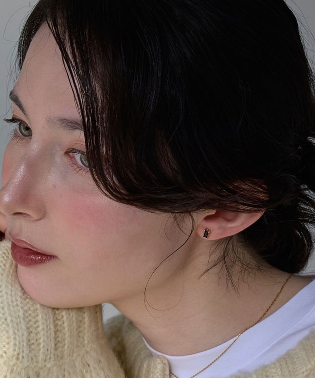 Phoebe シャインフレームレクタングルピアス　ブラック ブラック