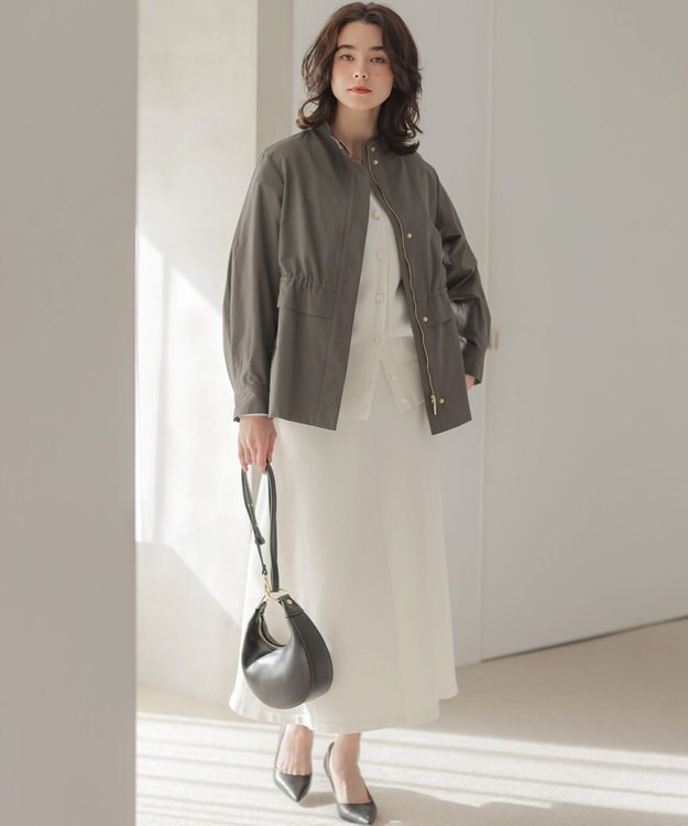 組曲 スタンドネックライトアウター カーキグレー系