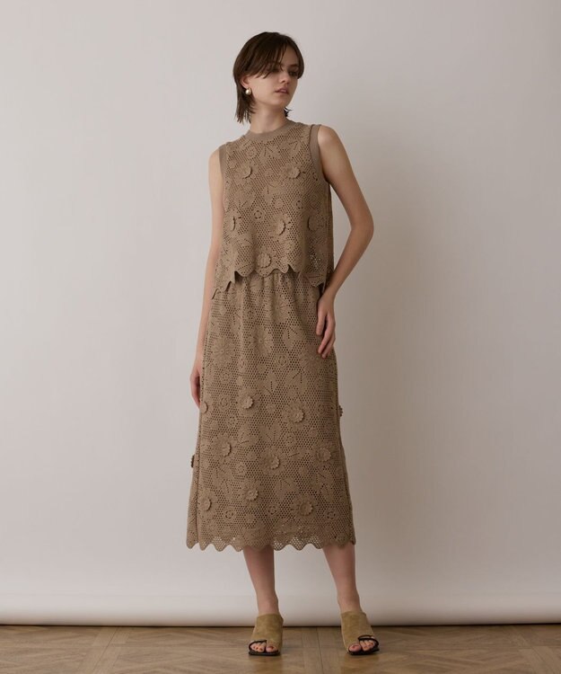 GRACE CONTINENTAL クロシュ刺繍トップ ベージュ