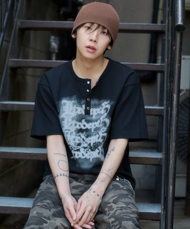 WEGO 【ユニセックス着用ITEM】グラフィックヘンリーネックT（SS） ブラック