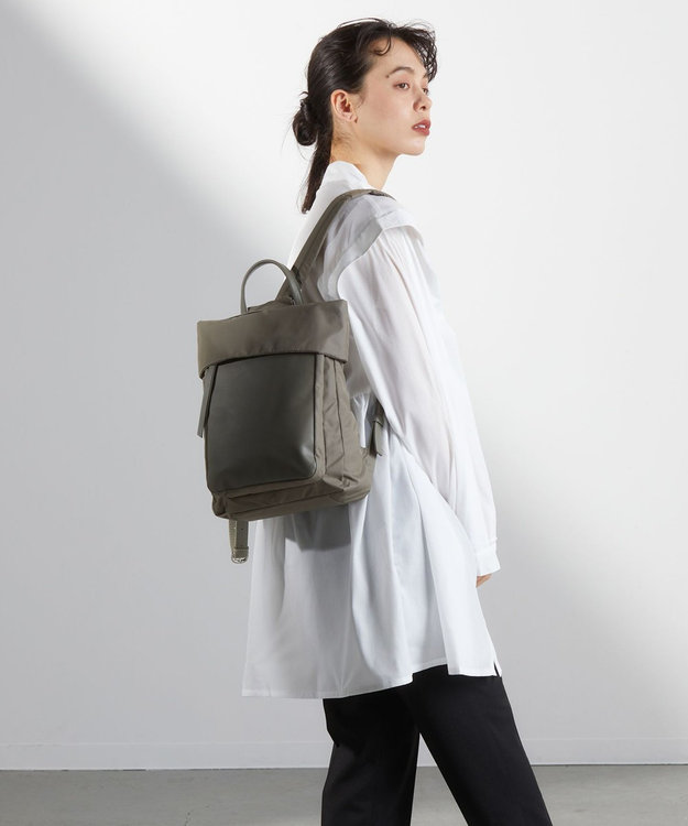 Y'SACCS リサイクルナイロン×カウレザー ラップリュック　Sサイズ グレージュ