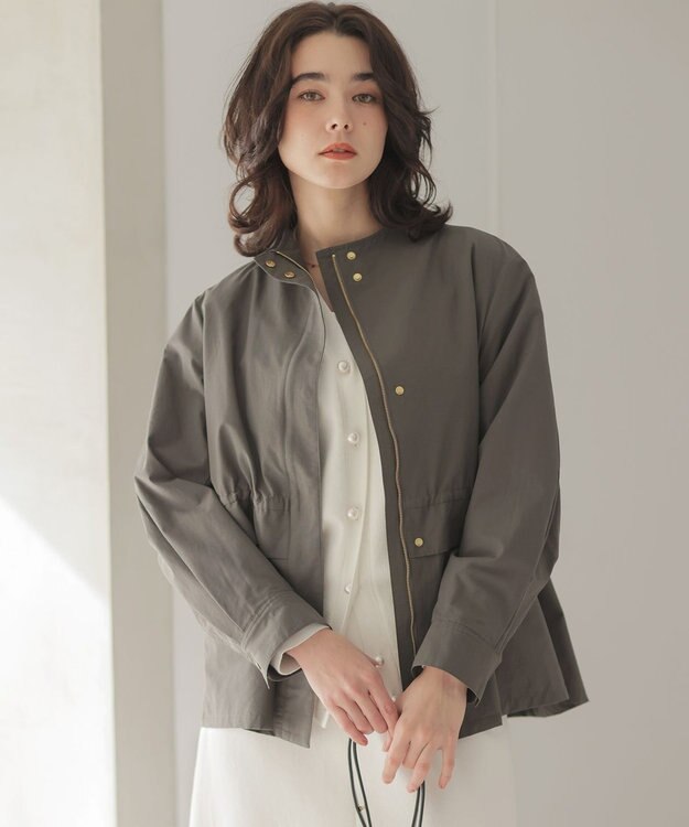 組曲 スタンドネックライトアウター カーキグレー系