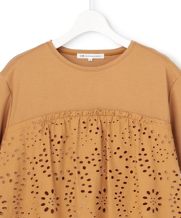 23区 【先行予約】カットワークエンブロイダリー スカラップヘム トップス キャメル系