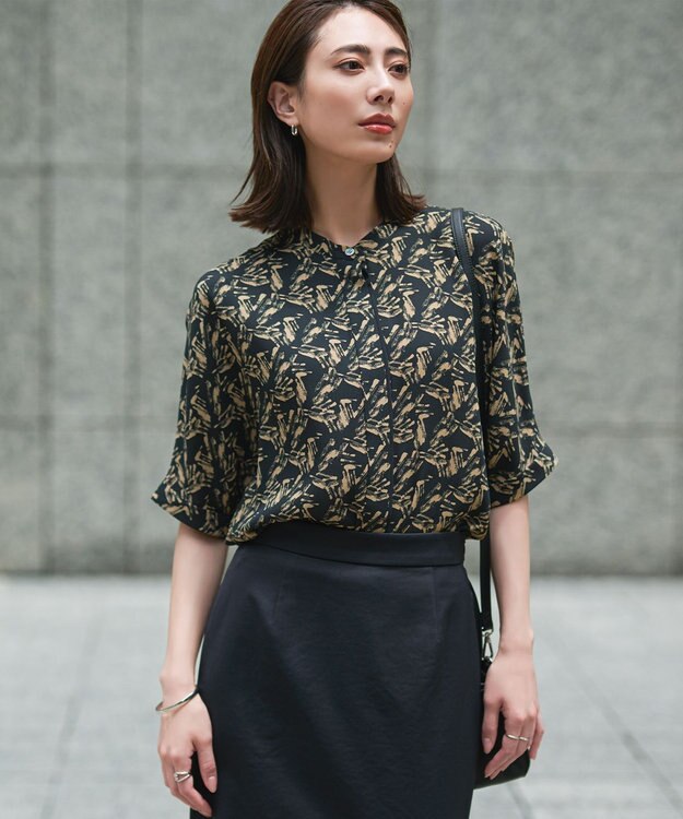 ICB L 【人気のため新色追加・接触冷感・UVケア・速乾・洗える】BackSatinAmunzen 5分袖バンドカラーブラウス ブラック×チノベージュ柄系