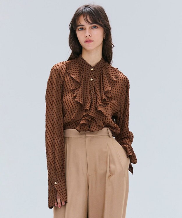 BEIGE， CALLERRY / シルク混ドットラッフルブラウス Caramel