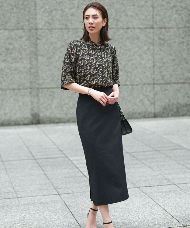 ICB L 【人気のため新色追加・接触冷感・UVケア・速乾・洗える】BackSatinAmunzen 5分袖バンドカラーブラウス ブラック×チノベージュ柄系