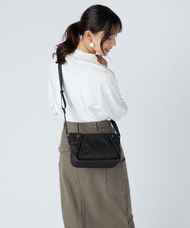 Y'SACCS ヒートエンボス ポルカドットポシェット ブラック