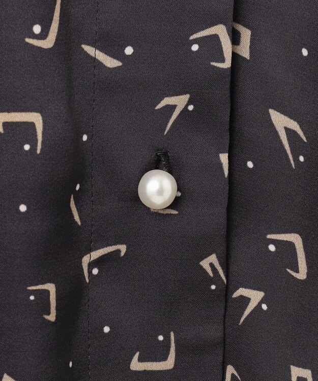 自由区 L 【カタログ掲載・WEB&一部店舗限定・セットアップ対応・洗える】セミブライトサテン ブラウス ネイビープリント