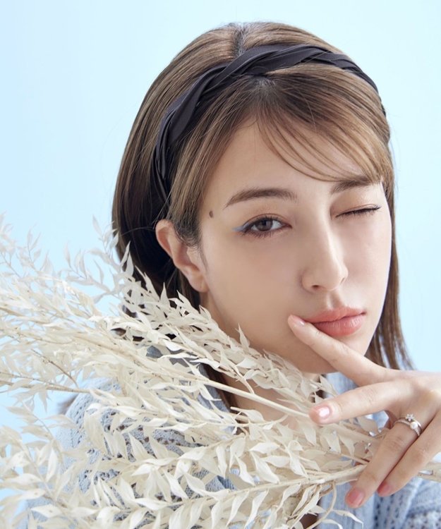 Tiaclasse ツイストデザインブレイドカチューシャ チャコール(幅細タイプ）