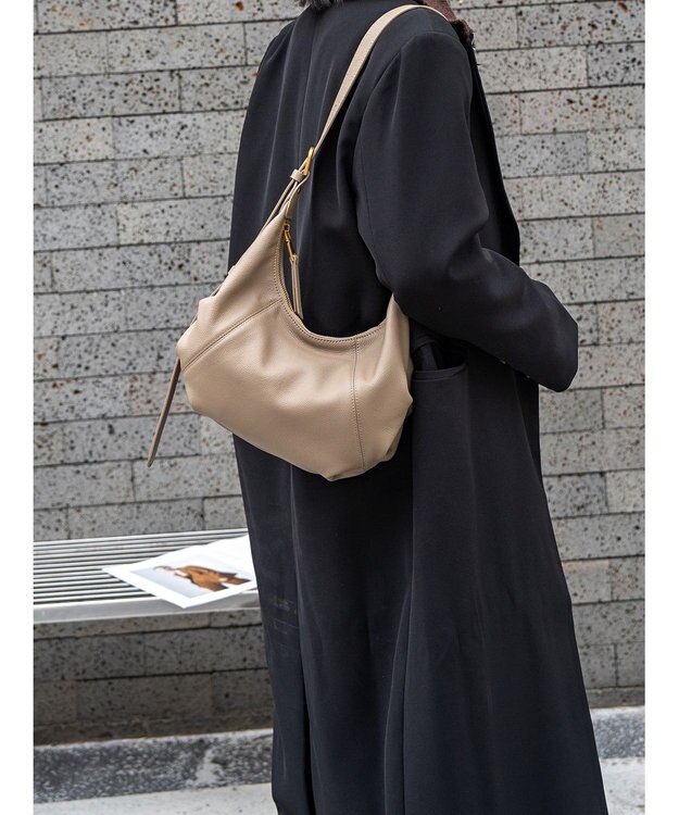 style code 【ペットボトル収納可能】[Lyrss/リルス] 牛革 ショルダーバッグ グレージュ