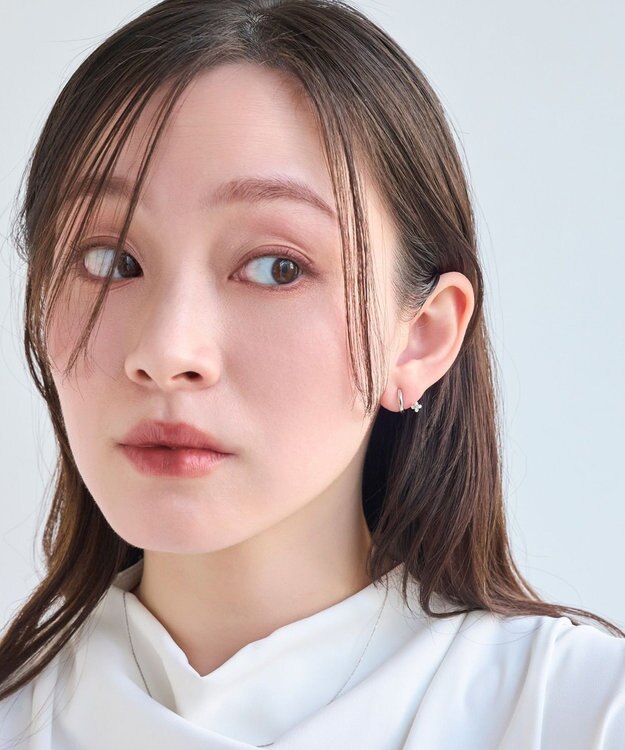 Phoebe 【痛くないシリーズ】フラワービジューフロートライトフィットイヤリング　シルバー シルバー