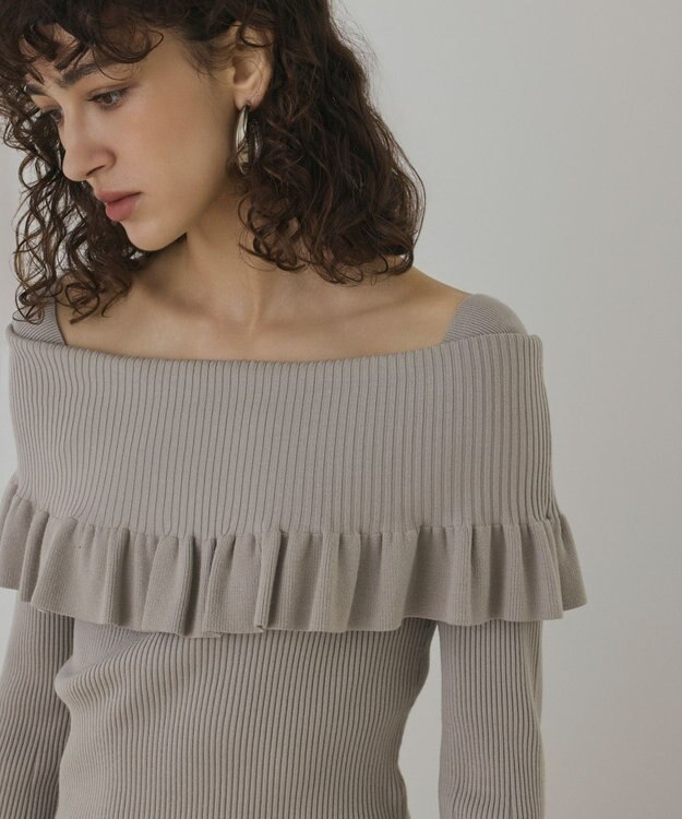 GRACE CONTINENTAL オフショルフリルニットトップ グレー