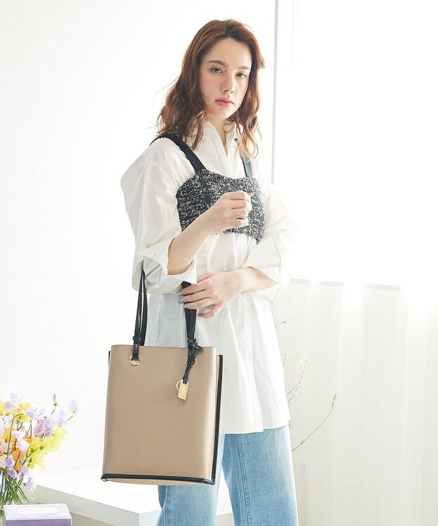 style code 【MERCURYDUO/マーキュリーデュオ】メタルアイレット　縦長トートバッグ 推し活ラージバッグ 縦長ショルダーバッグ ベージュ