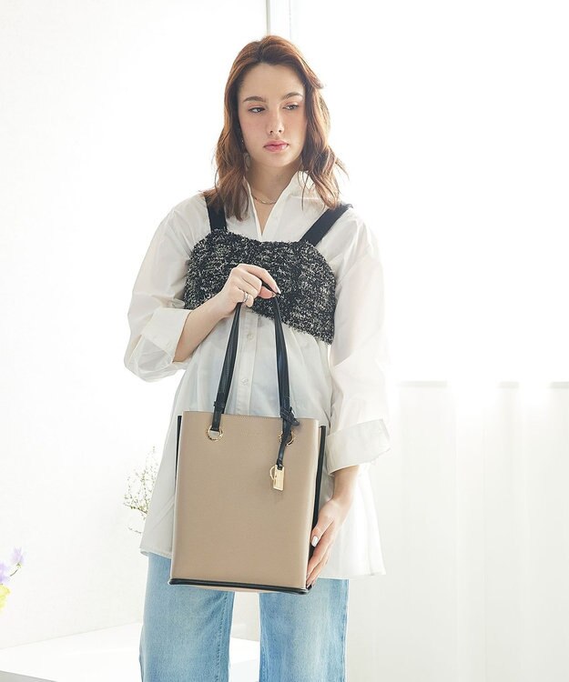 style code 【MERCURYDUO/マーキュリーデュオ】メタルアイレット　縦長トートバッグ 推し活ラージバッグ 縦長ショルダーバッグ ベージュ