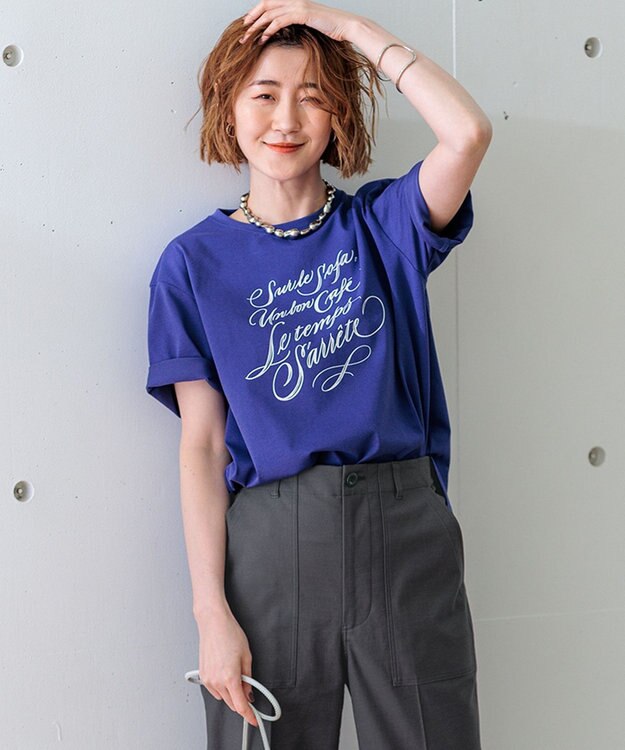 23区 【井波麻里衣さんコラボ】カリグラフィー プリント Tシャツ ロイヤルブルー×クリーム