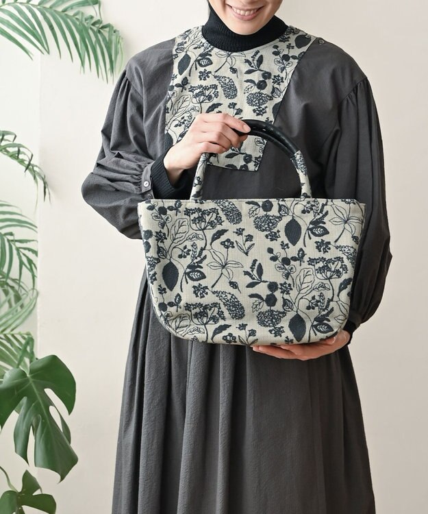 AND WOOL 筆記帳刺繍の半円バッグ グレー