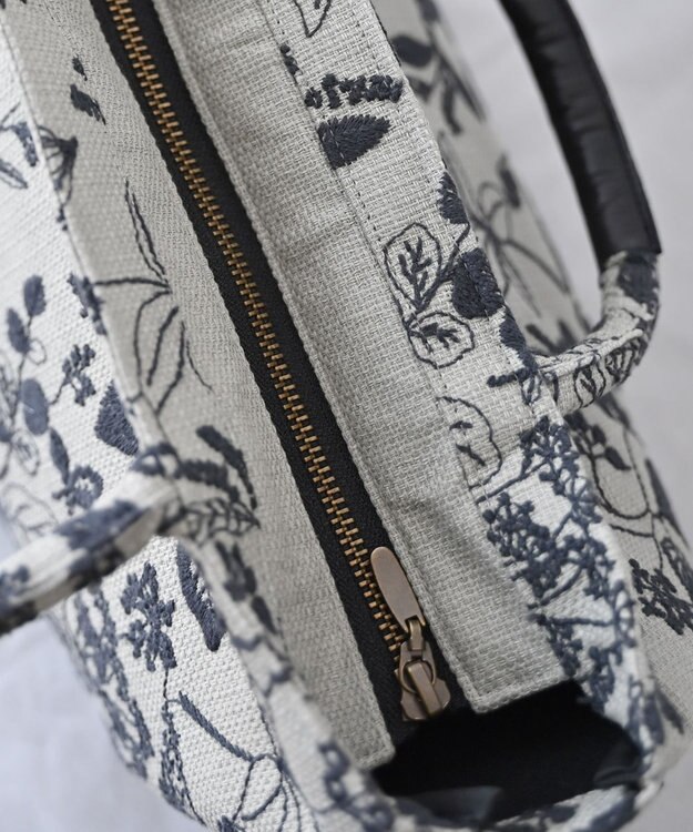 AND WOOL 筆記帳刺繍の半円バッグ グレー