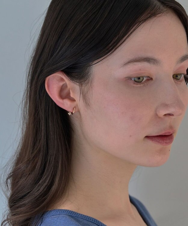 Phoebe 【金属アレルギー対応】【痛くないシリーズ】フラワービジューフロートライトフィットイヤリング　シャンパンゴールド シャンパンゴールド