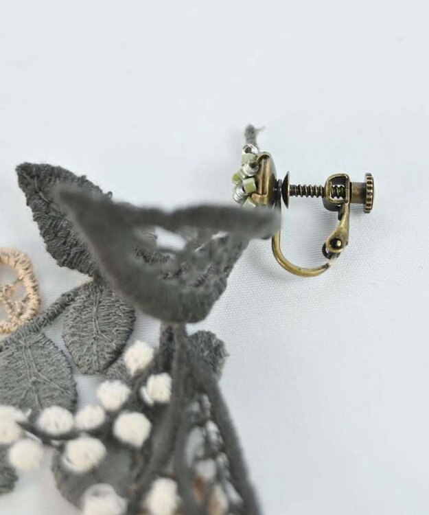 AND WOOL ミモザ刺繍のイヤリング グレー