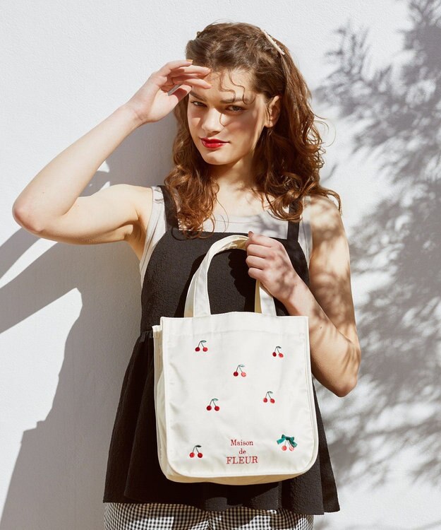 Maison de FLEUR チェリー刺繍パイピングスクエアトートバッグ Ivory