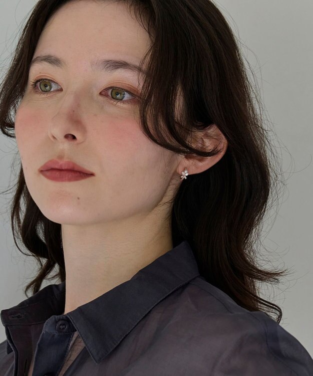 Phoebe ロマンティックビジューバタフライフープピアス　ローズゴールド ローズゴールド