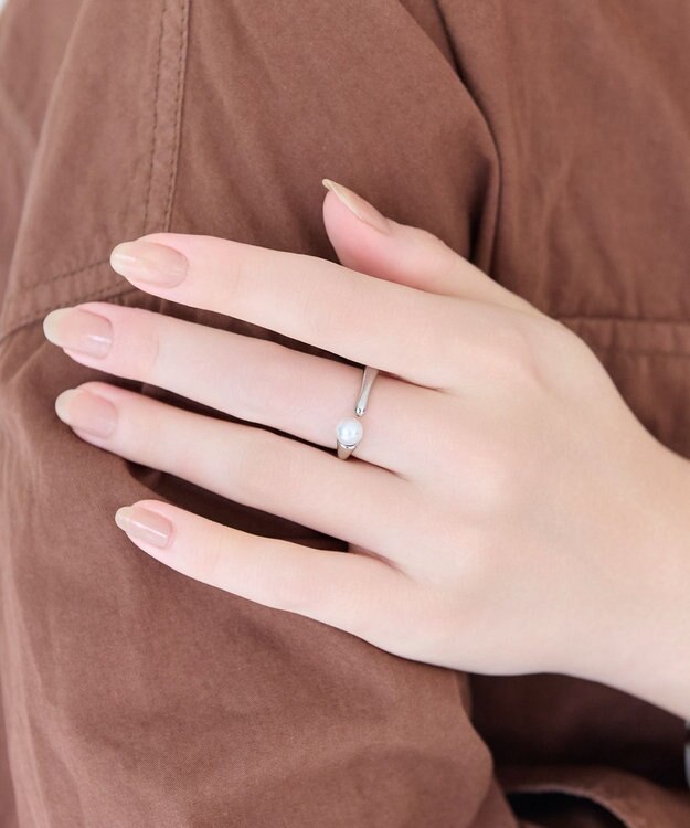 Phoebe 〈金属アレルギー対応〉ラスターフレームパールカフリング　シルバー/ステンレス/大ぶり/存在感◎/主役級/変形 シルバー