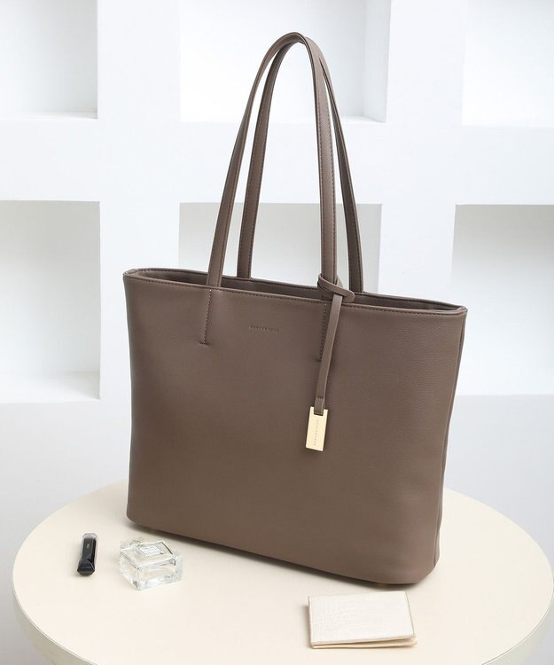 style code 【MERCURYDUO/マーキュリーデュオ】レニス　チャーム付きシンプルラージトートバッグ オーク