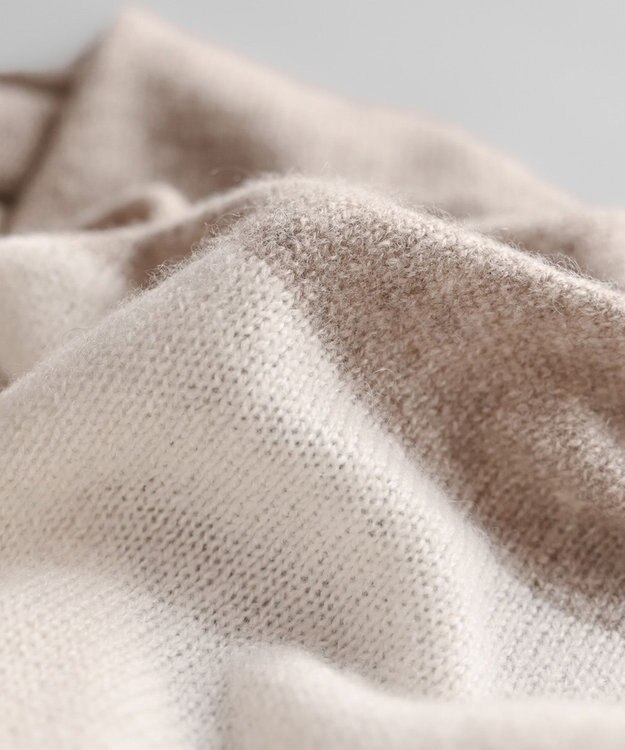 AND WOOL 〈上質な素材と手仕事から生まれた優しいニット〉カシミヤ100%の大判ストール（ツートンカラー） ベージュ×オフホワイト