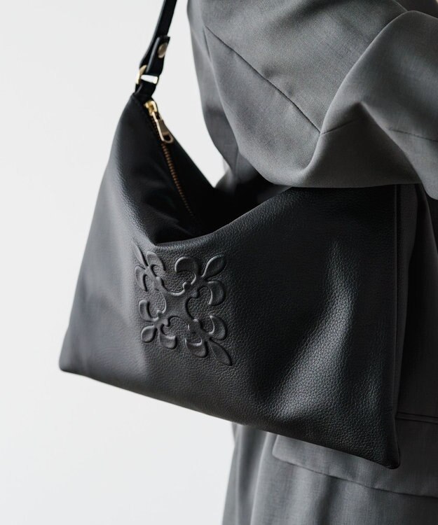 russet エンボスモノグラム ソフトレザーショルダーバッグ(CE-1547) Black