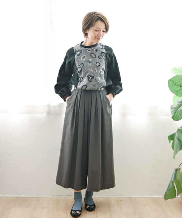 muuc 〈遠州織物の工場で織られた上質なコットン生地〉ビオラ刺繍切り替え ボリューム袖 プルオーバーブラウス ブラック