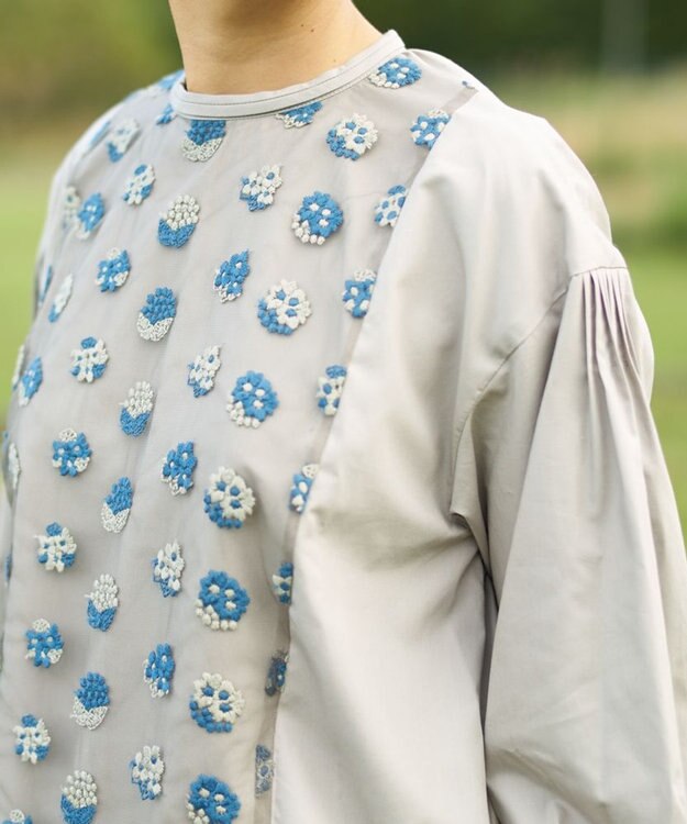 muuc 〈遠州織物の工場で織られた上質なコットン生地〉あじさい小花柄刺繍切り替え ボリューム袖 プルオーバーブラウス グレー