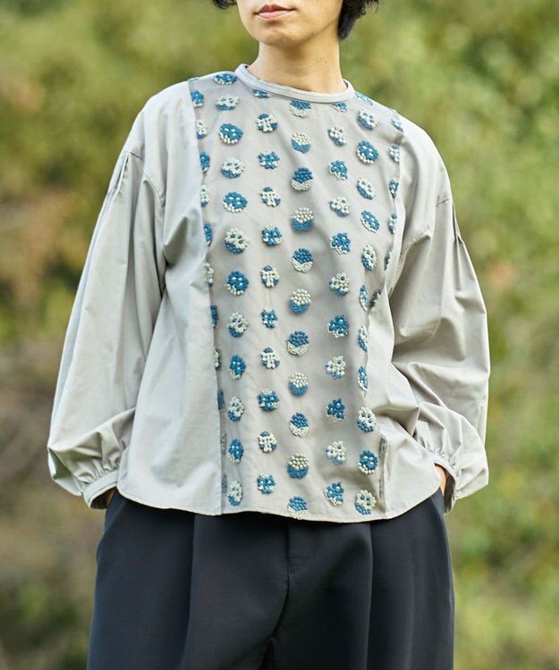muuc 〈遠州織物の工場で織られた上質なコットン生地〉あじさい小花柄刺繍切り替え ボリューム袖 プルオーバーブラウス