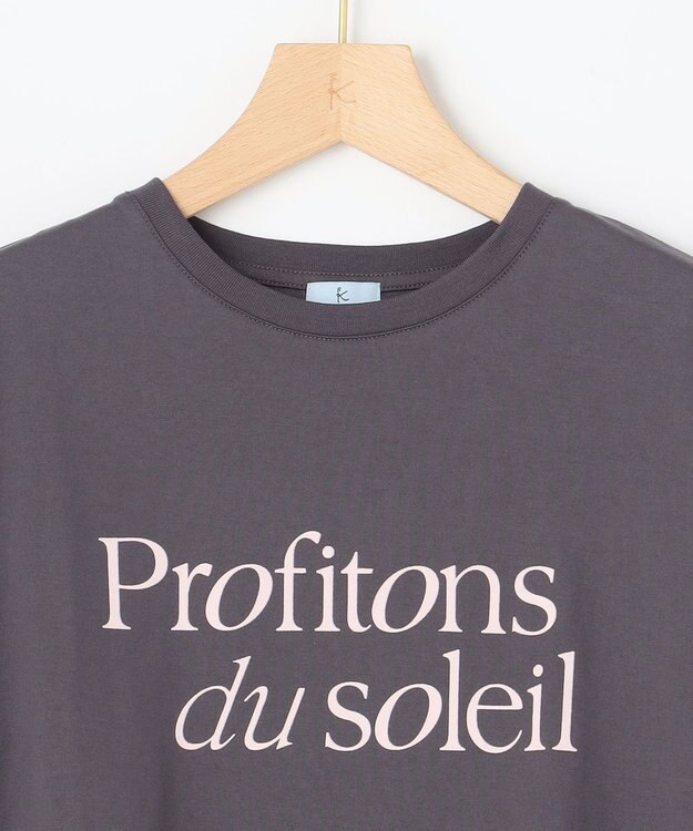 組曲 L ブルーデイジーロゴプリント Tシャツ チャコール×ピンク系