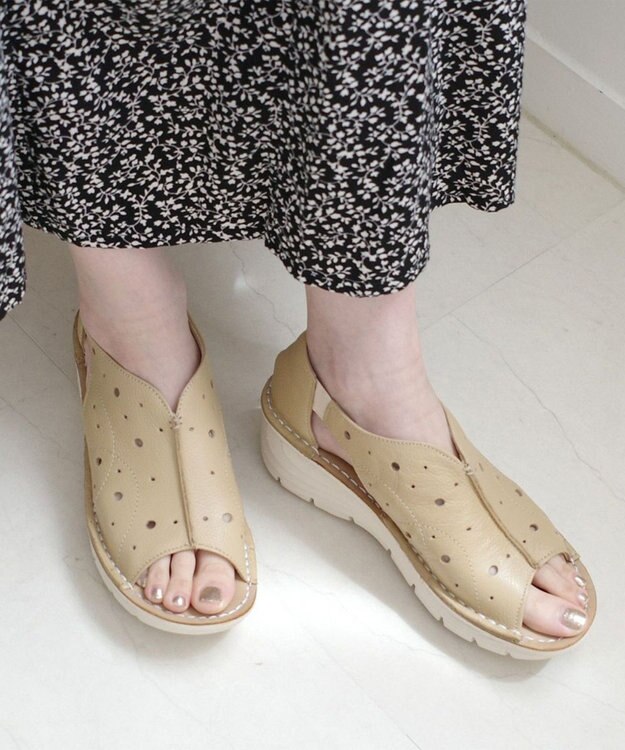 Pointer 本革 超軽量厚底パンチングサンダル ベージュ