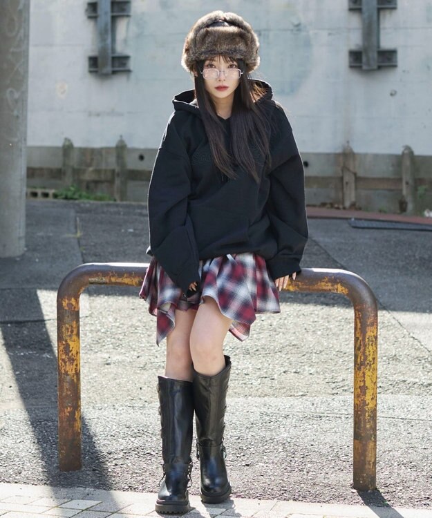 WEGO 【ユニセックス着用ITEM】エンボスステッチロゴプルパーカー ブラック