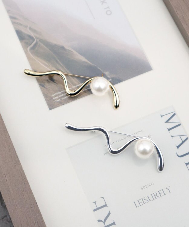 Tiaclasse パール付きニュアンスウェーブブローチ ゴールド