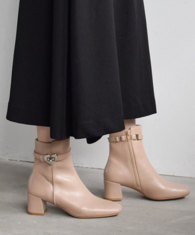 Bridget Birkin 【Bridget Birkin】ハート金具ベルトショートブーツ ベージュ