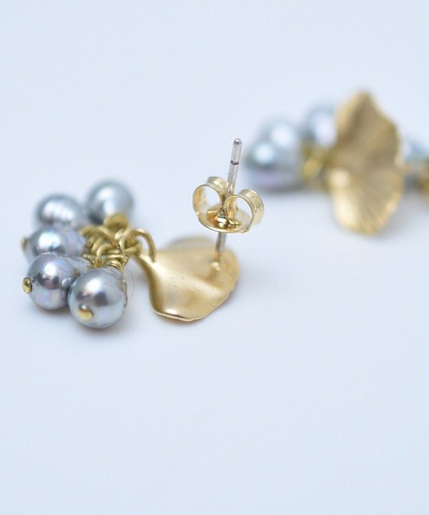 monshiro 【ガラスパール】イチョウプチ ピアス ゴールド×グレー