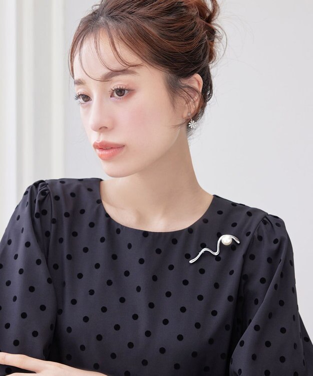 Tiaclasse パール付きニュアンスウェーブブローチ シルバー