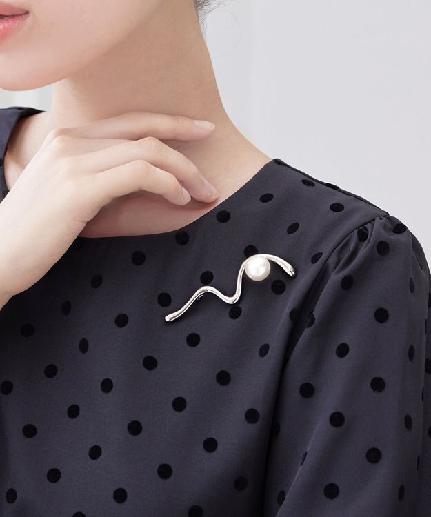 Tiaclasse パール付きニュアンスウェーブブローチ シルバー