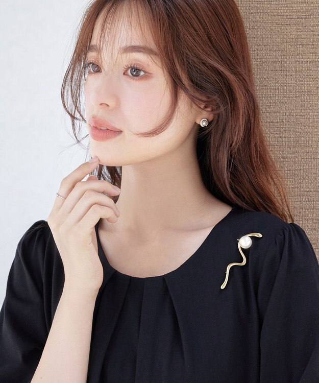 Tiaclasse パール付きニュアンスウェーブブローチ ゴールド