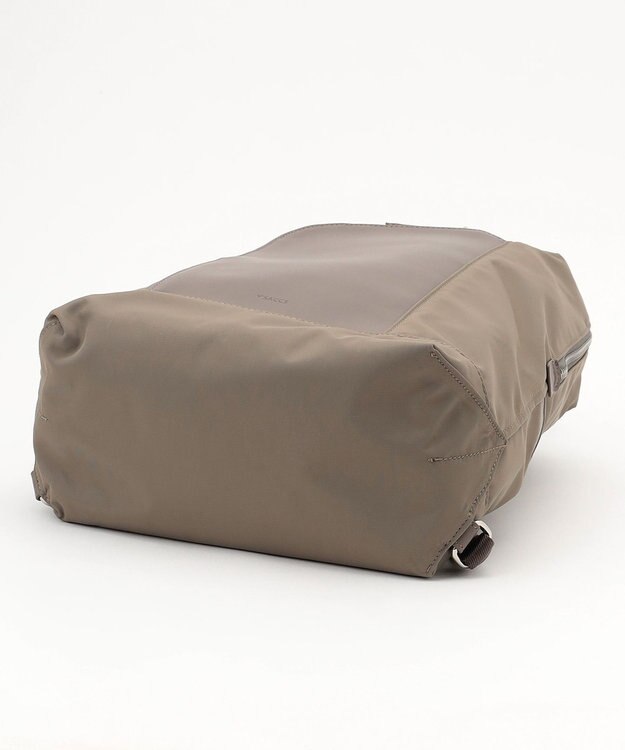 Y'SACCS ナイロン×リサイクルレザー　コンビマルチリュック グレージュ