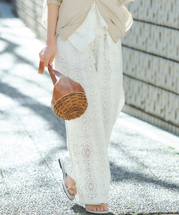 23区 【見上愛さん着用】ラッセルオーナメントレース ワイド パンツ ホワイト系