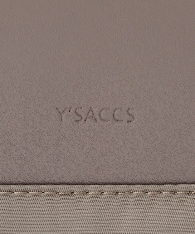 Y'SACCS ナイロン×リサイクルレザー　コンビマルチリュック グレージュ